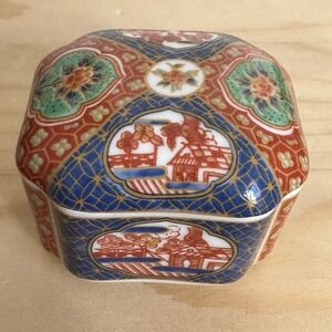 Vintage‎ Japanese Porcelain Imari Trinket Box 1.75 Inch Floral Decoration Signed